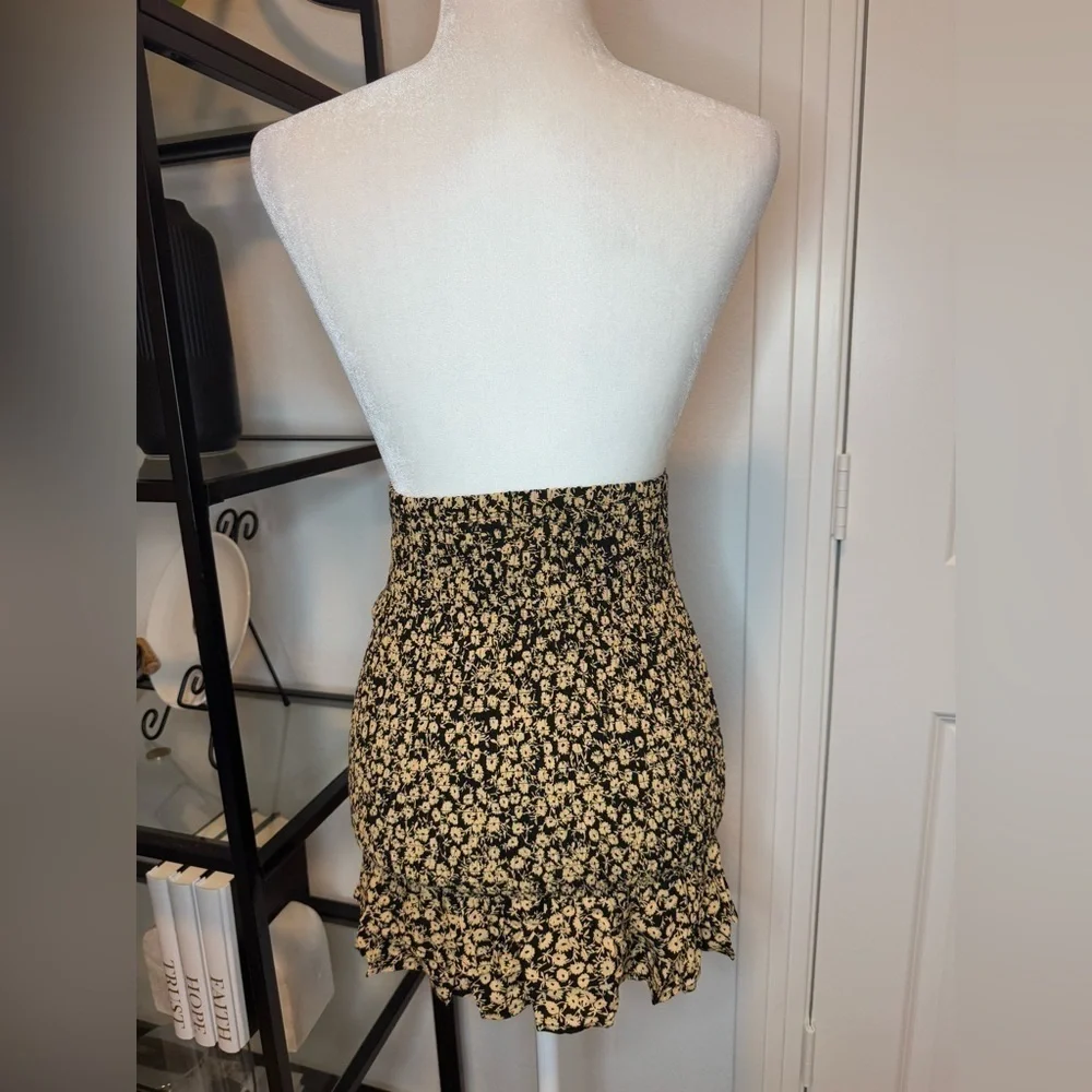NWT LOST + WANDER Ruffled Short Mini Skirt Black Gold Size S